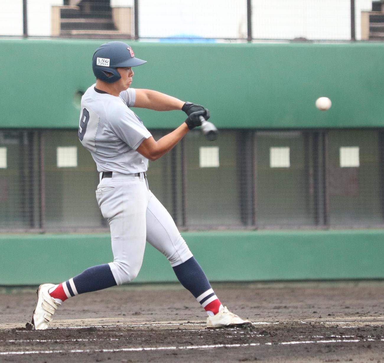 横浜対麻溝台　1回表横浜1死一，三塁、左方向へ適時打を放つ松村（撮影・深田雄智）