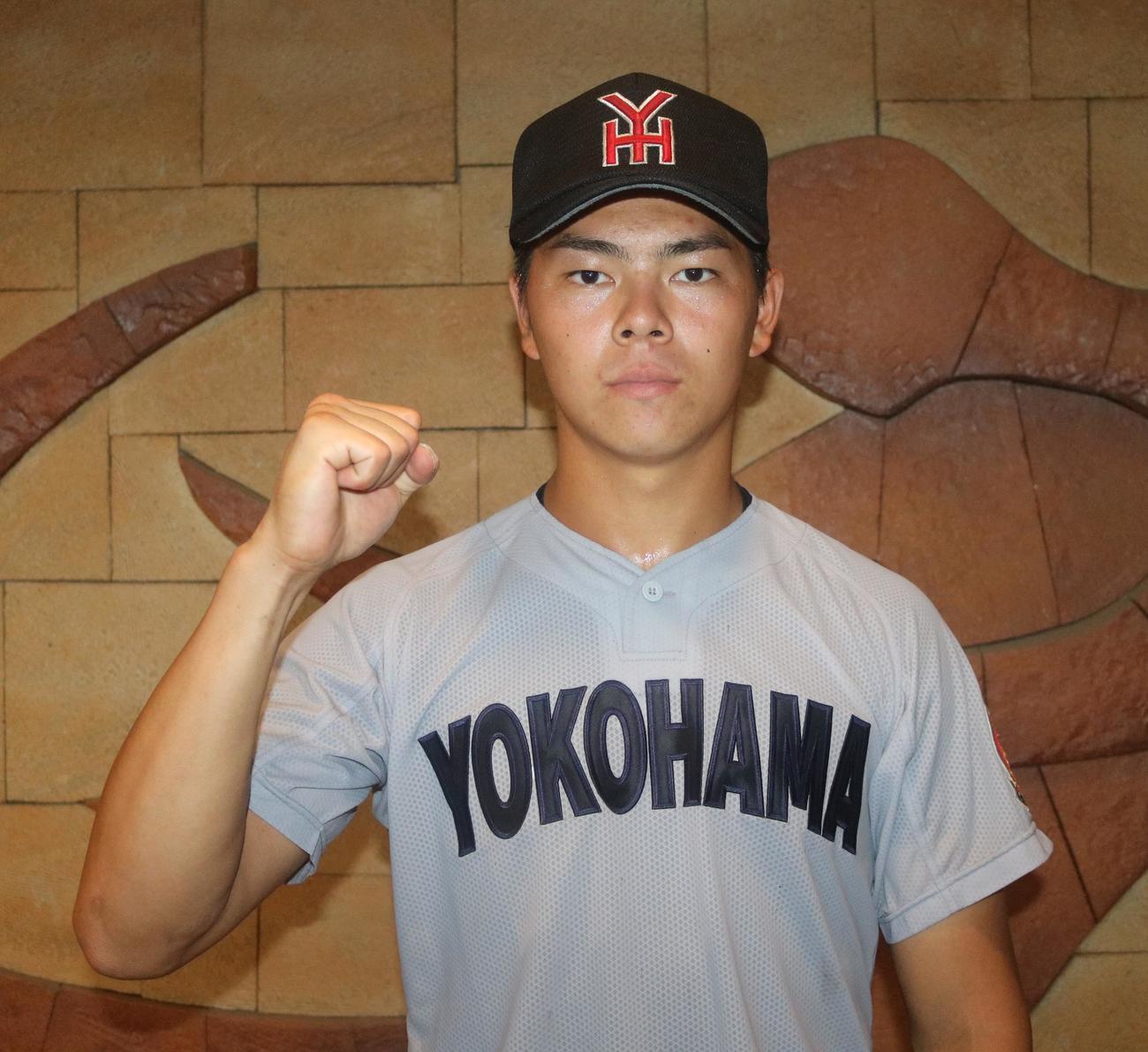 横浜対麻溝台　勝利を収めガッツポーズする松村（撮影・深田雄智）