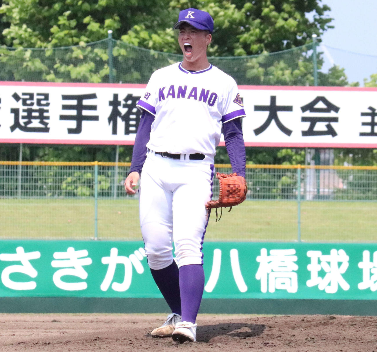金足農対本荘　3回表本荘1死二塁、三浦から三振を奪いほえる吉田（撮影・黒須亮）