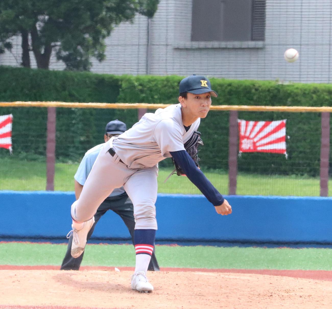 慶応対横浜商大高　慶応の3番手で登板した小宅（撮影・深田雄智）