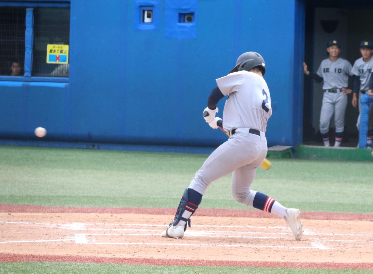 慶応対横浜商大高　7回表慶応1死二塁、中方向へ適時打を放つ加藤（撮影・深田雄智）