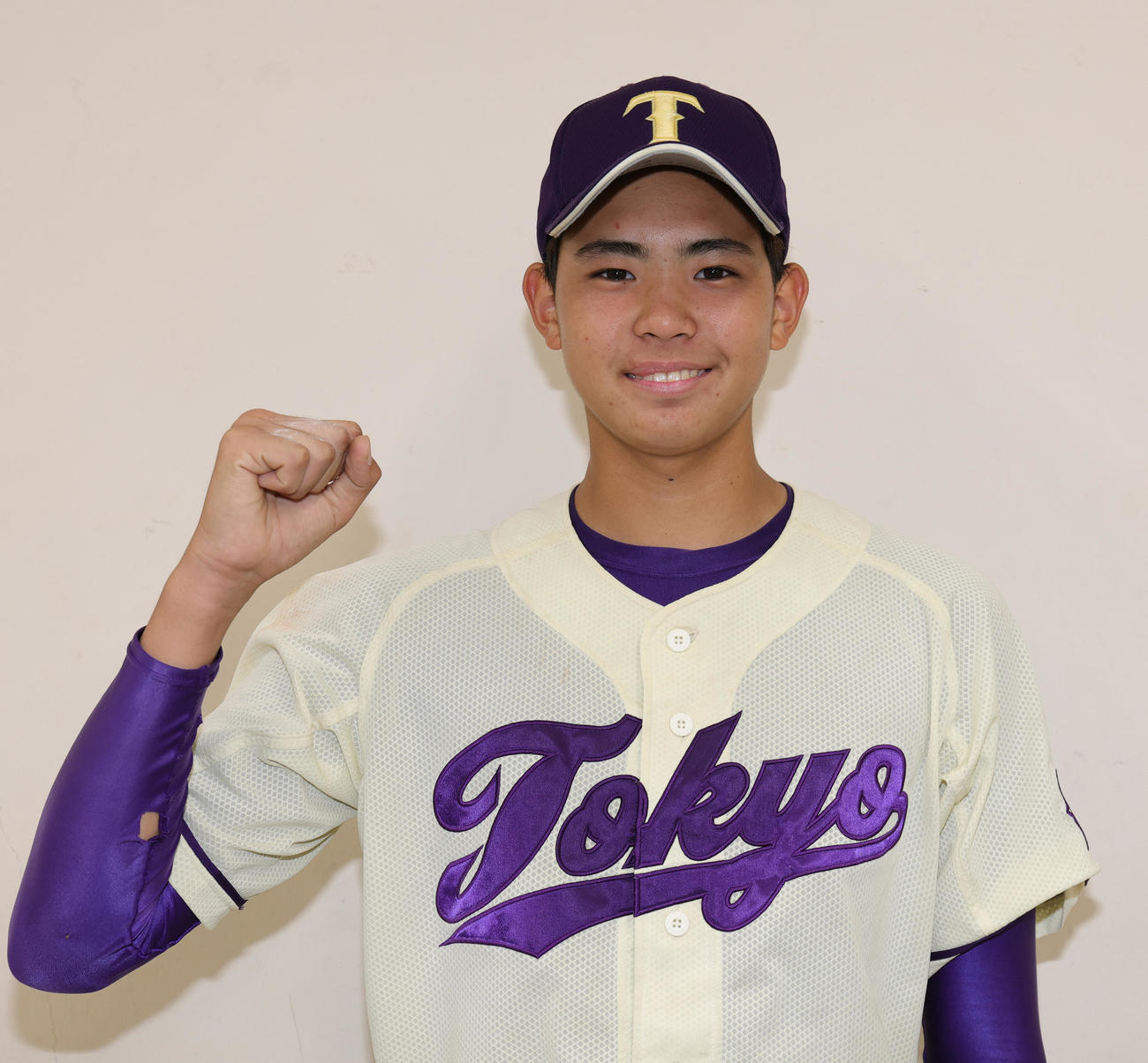 東京対上野学園　勝利し笑顔でガッツポーズの東京・永見（撮影・野上伸悟）
