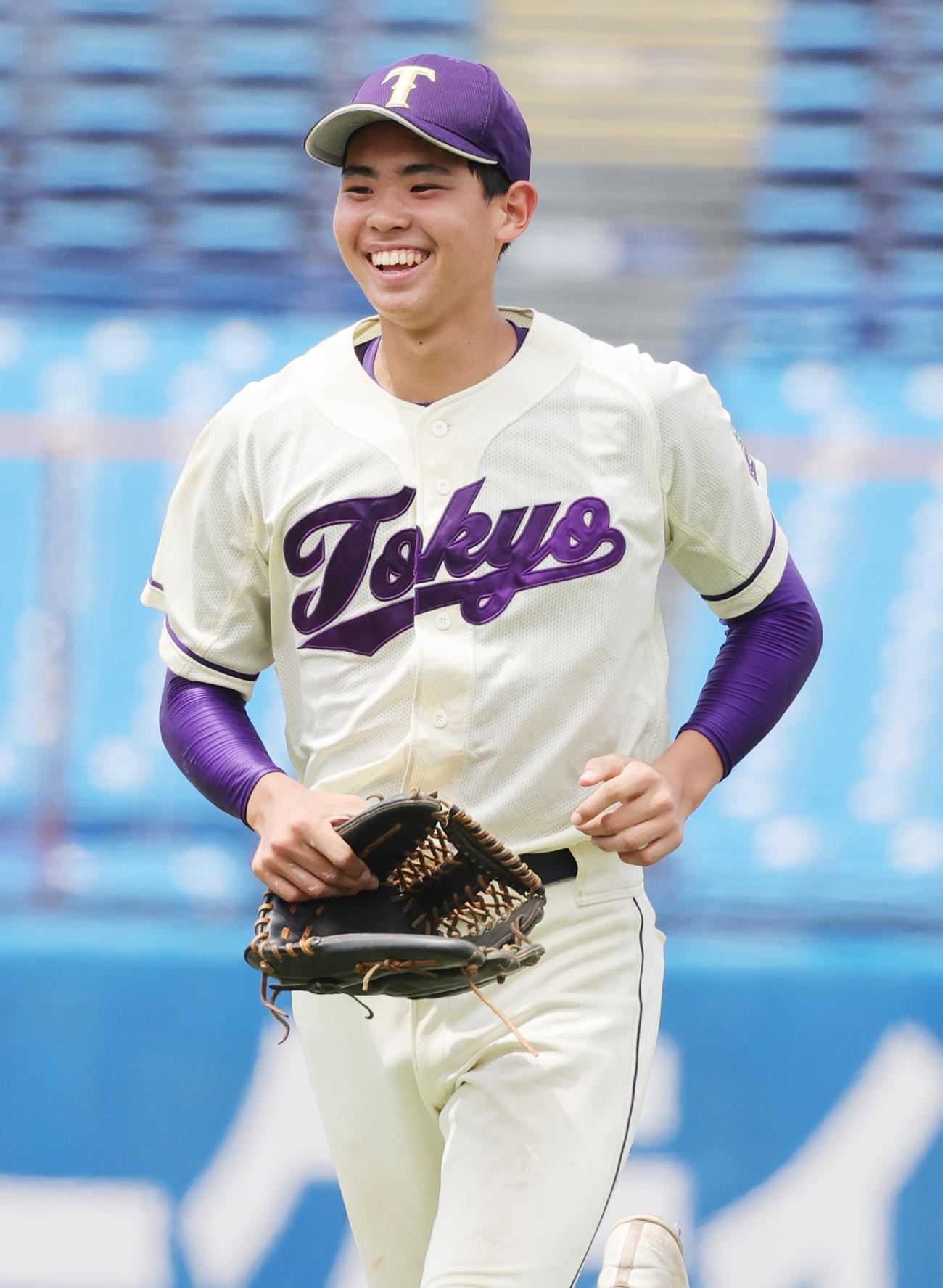 東京対上野学園　勝利し笑顔を見せる東京・永見（撮影・野上伸悟）