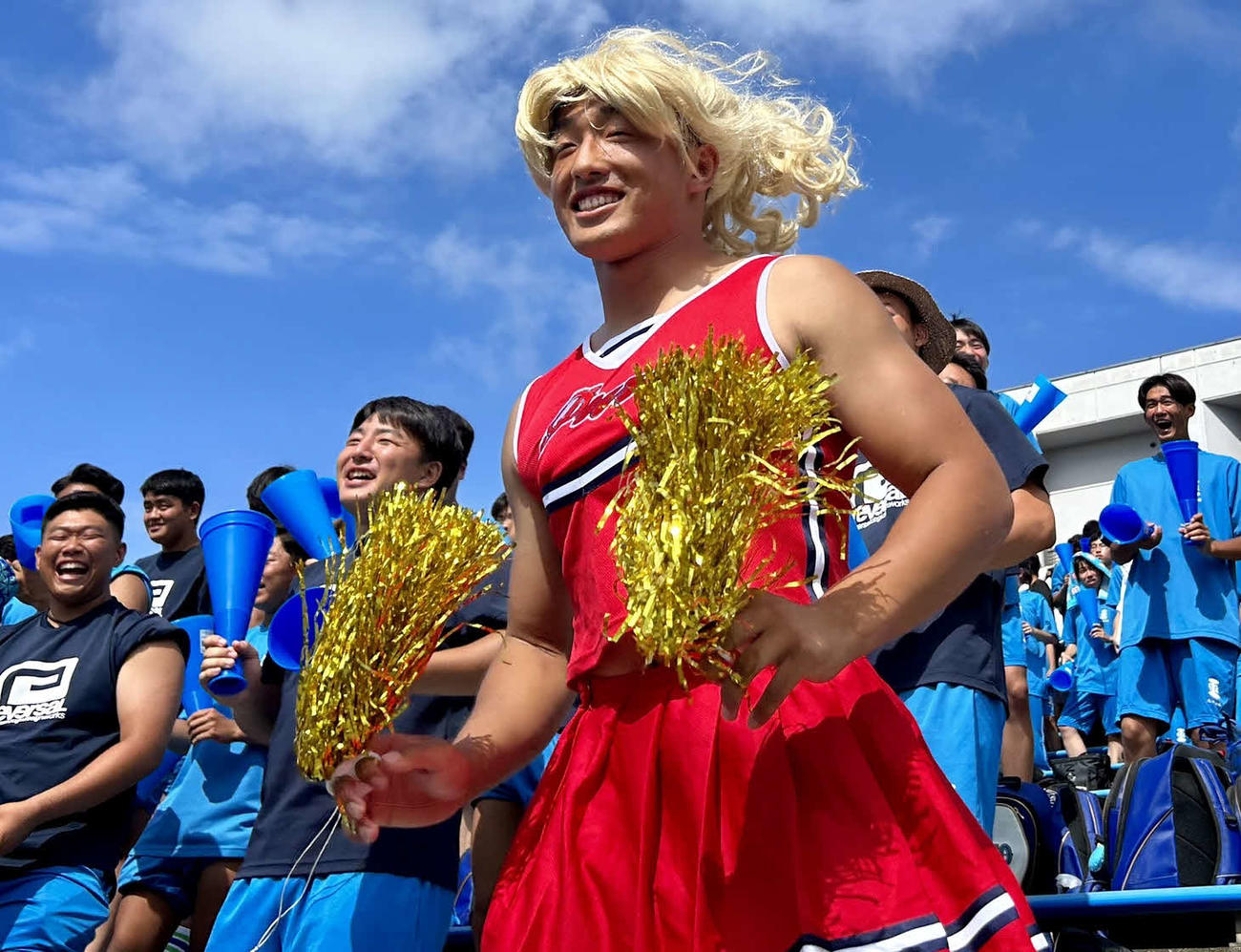 秋田工対横手　秋田工スタンドから女装し声援を送るラクビー部の鈴木柊一郎さん（撮影・黒須亮）