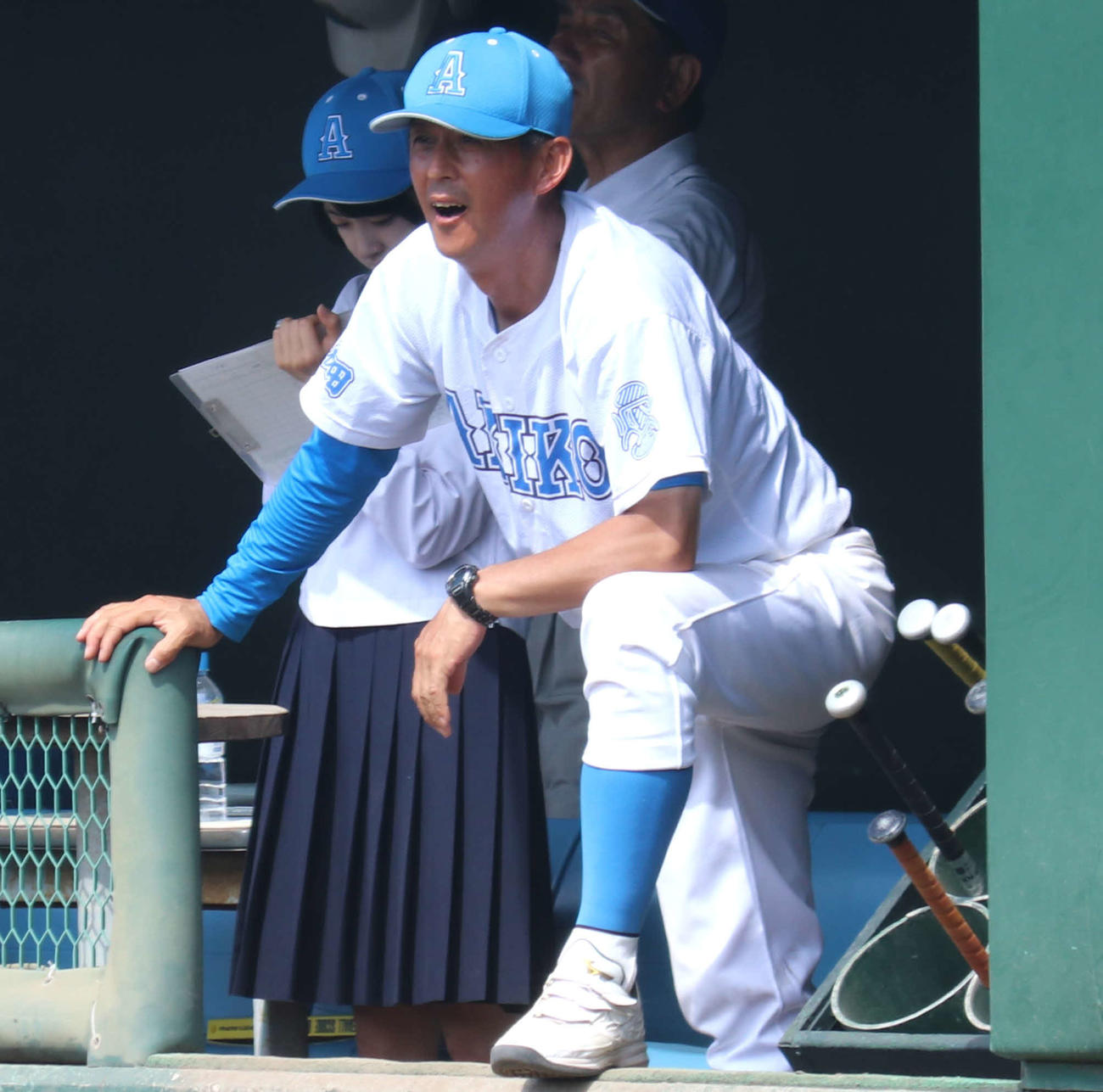 秋田工対横手　戦況を見つめる秋田工・阿部監督（撮影・黒須亮）