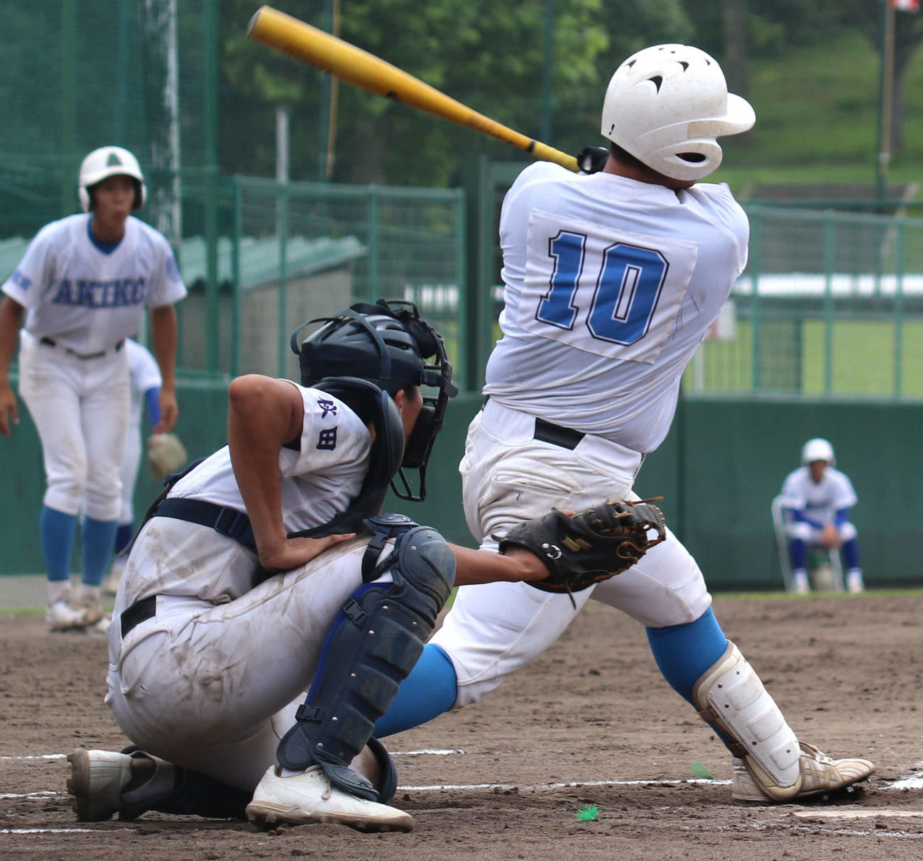 秋田工対横手　7回裏秋田工1死二、三塁、代打菅原が中犠飛を放つ（撮影・黒須亮）