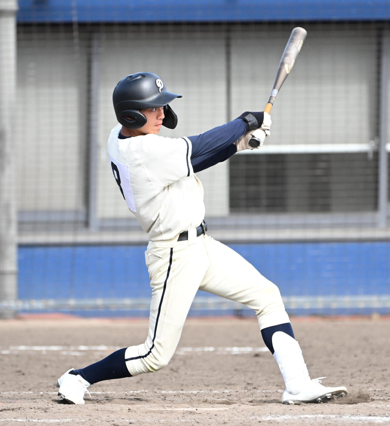 大阪学院大対同志社香里　5回裏同志社香里1死一、二塁、同志社香里・中村将梧は先制の2点中適時二塁打を放つ（撮影・石井愛子）