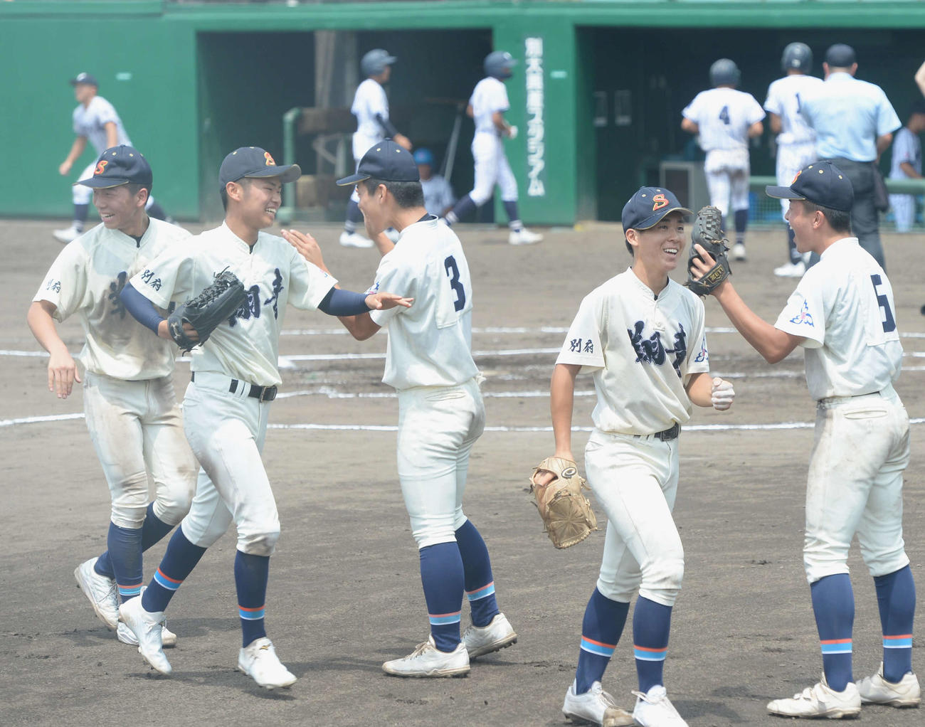 別府翔青対柳ケ浦　6回2死満塁のピンチを無失点で切り抜け、笑顔を見せる別府翔青・甲斐（右から2人目）（撮影・佐藤究）