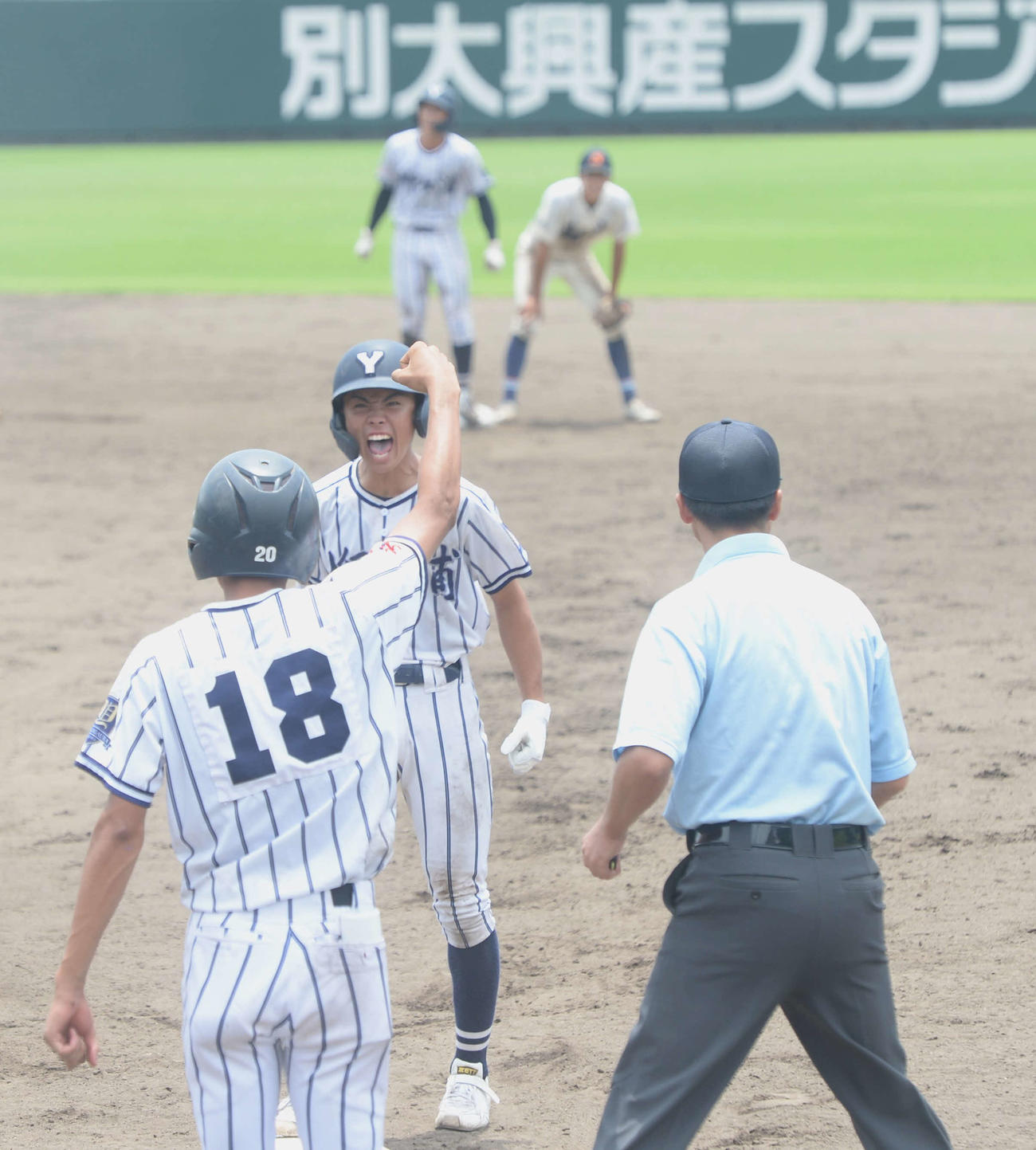 別府翔青対柳ケ浦　9回裏柳ケ浦2死一、三塁、同点適時打を放ち、雄たけびを上げる石川（撮影・佐藤究）