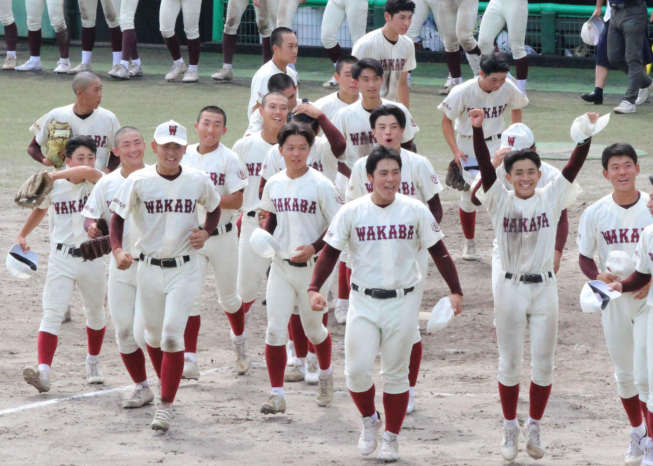 福岡大若葉隊東筑　初8強を決め、喜ぶ福岡大若葉ナイン（撮影・菊川光一）