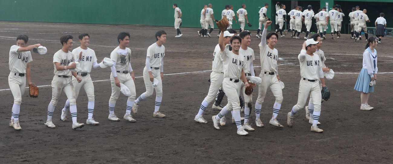 鶴崎工対大分上野丘　試合に勝利し、笑顔を見せる大分上野丘ナイン（撮影・佐藤究）