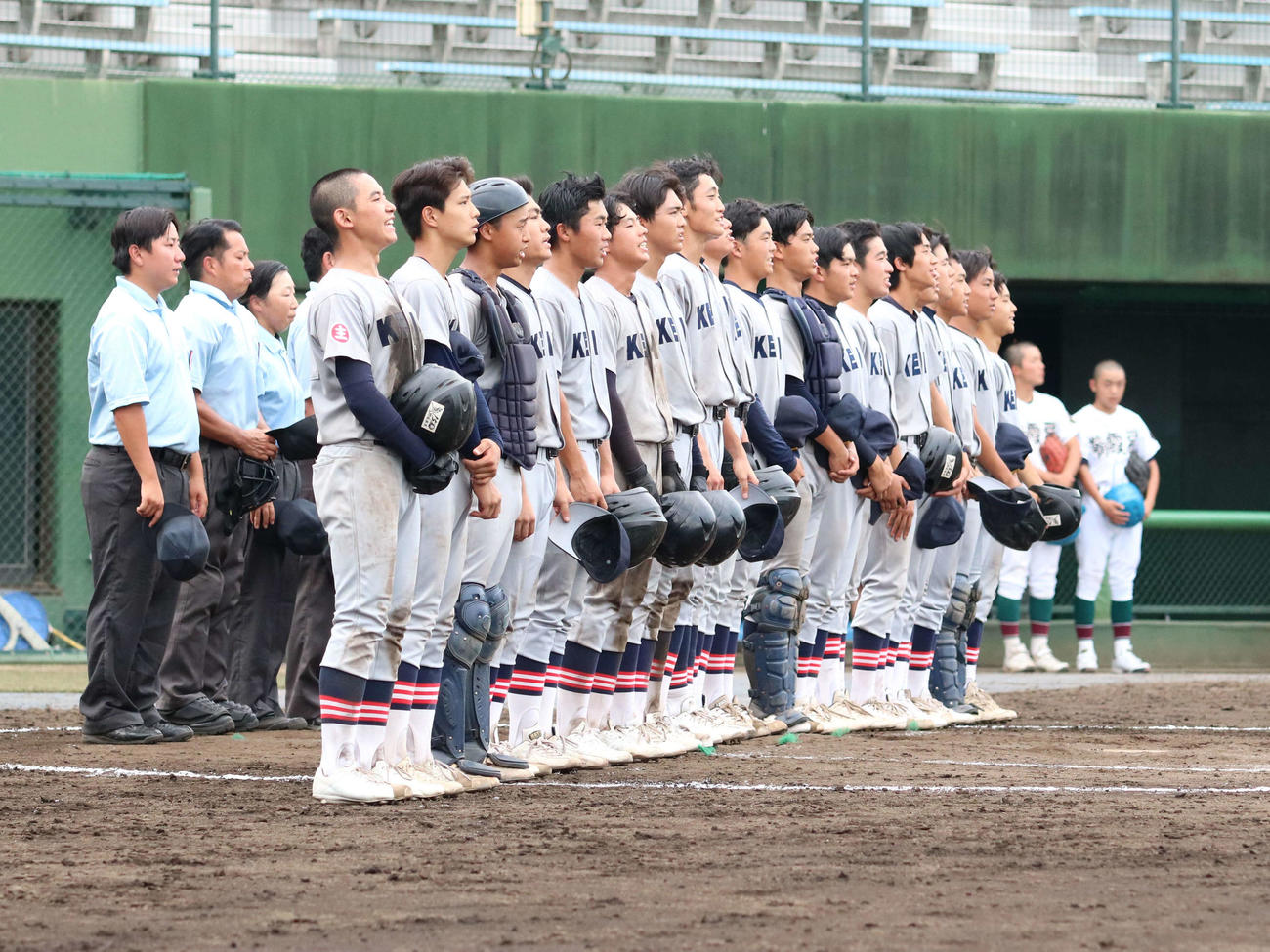 朝霞西対慶応志木　試合後、塾歌を歌う慶応志木ナイン（撮影・野見山拓樹）