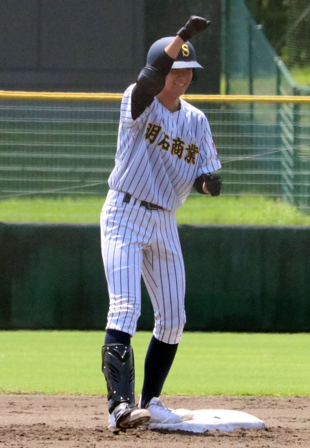 明石商対兵庫工　5回表明石商2死一、二塁、横山が適時二塁打を放ち同点としベース上でガッツポーズ（撮影・林亮佑）