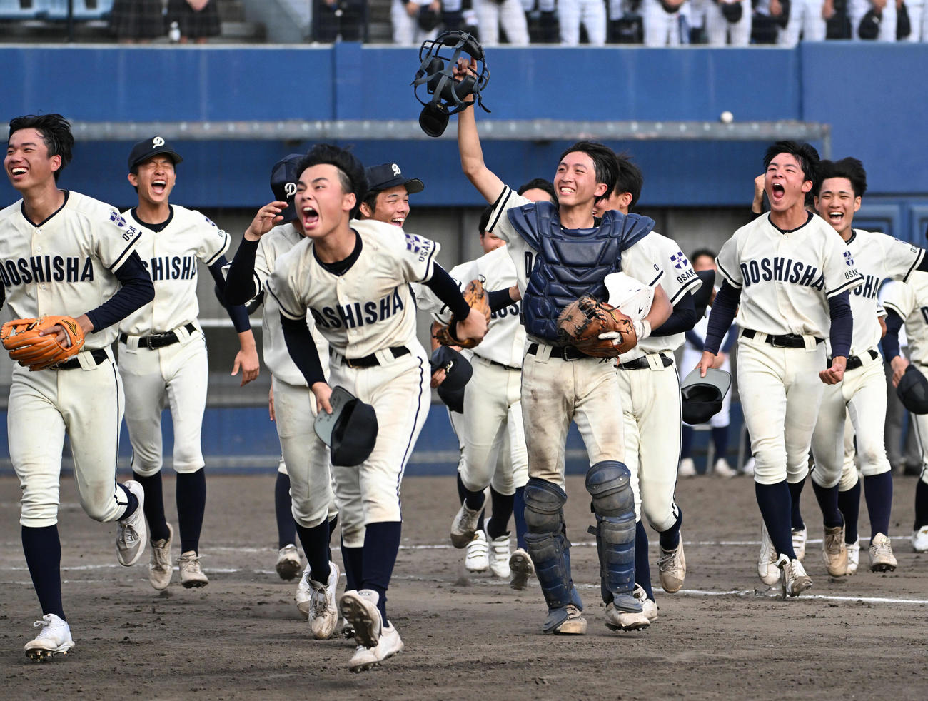 大阪学院大対同志社香里　大阪学院大に勝利し喜ぶ同志社香里ナイン（撮影・石井愛子）