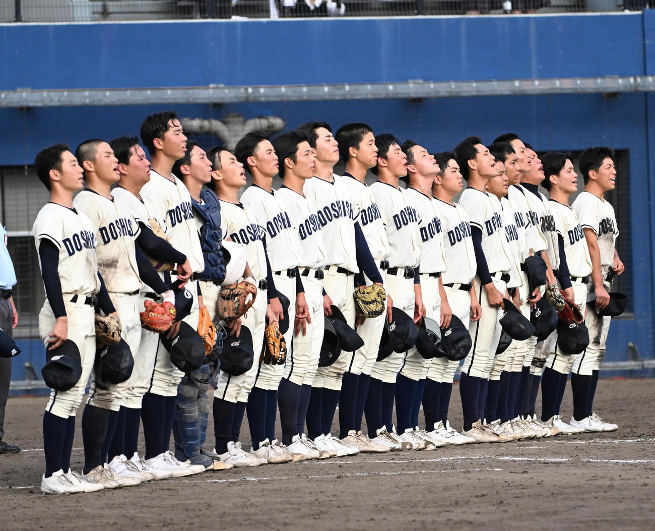 大阪学院大対同志社香里　大阪学院大に勝利し校歌を歌う同志社香里ナイン（撮影・石井愛子）