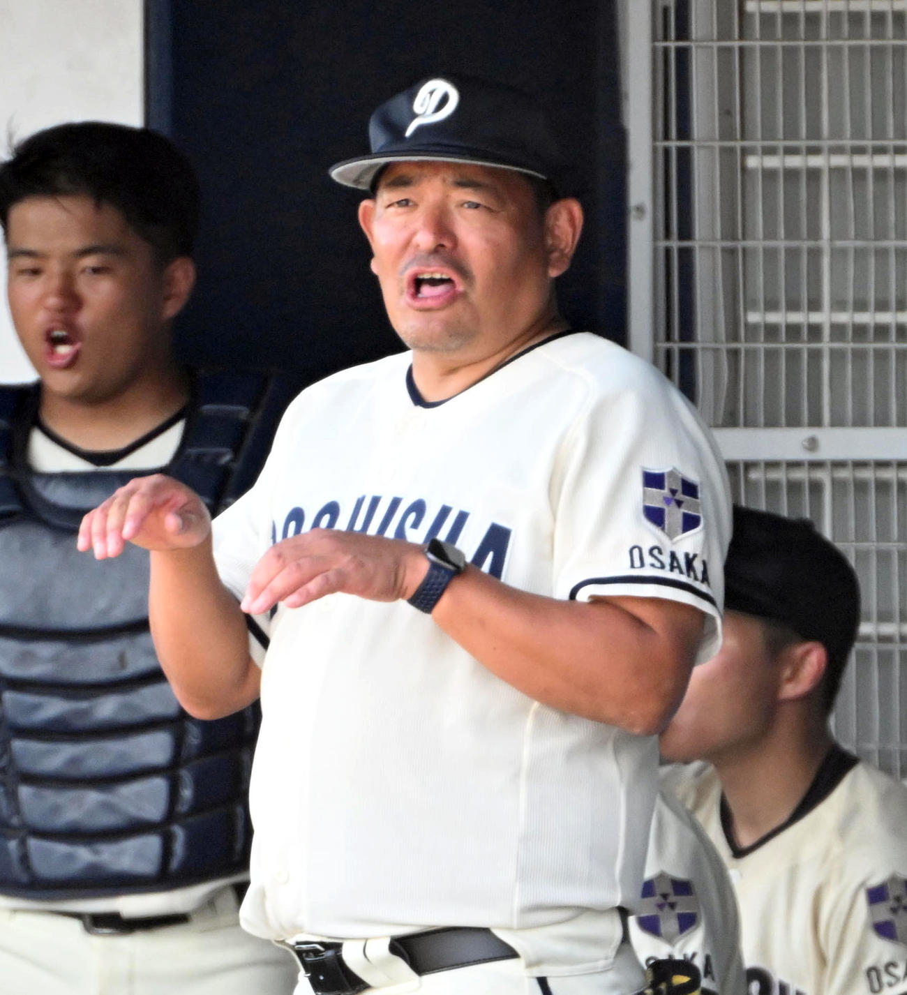 大阪学院大対同志社香里　選手に声をかける同志社香里・大黒徹雄監督（撮影・石井愛子）