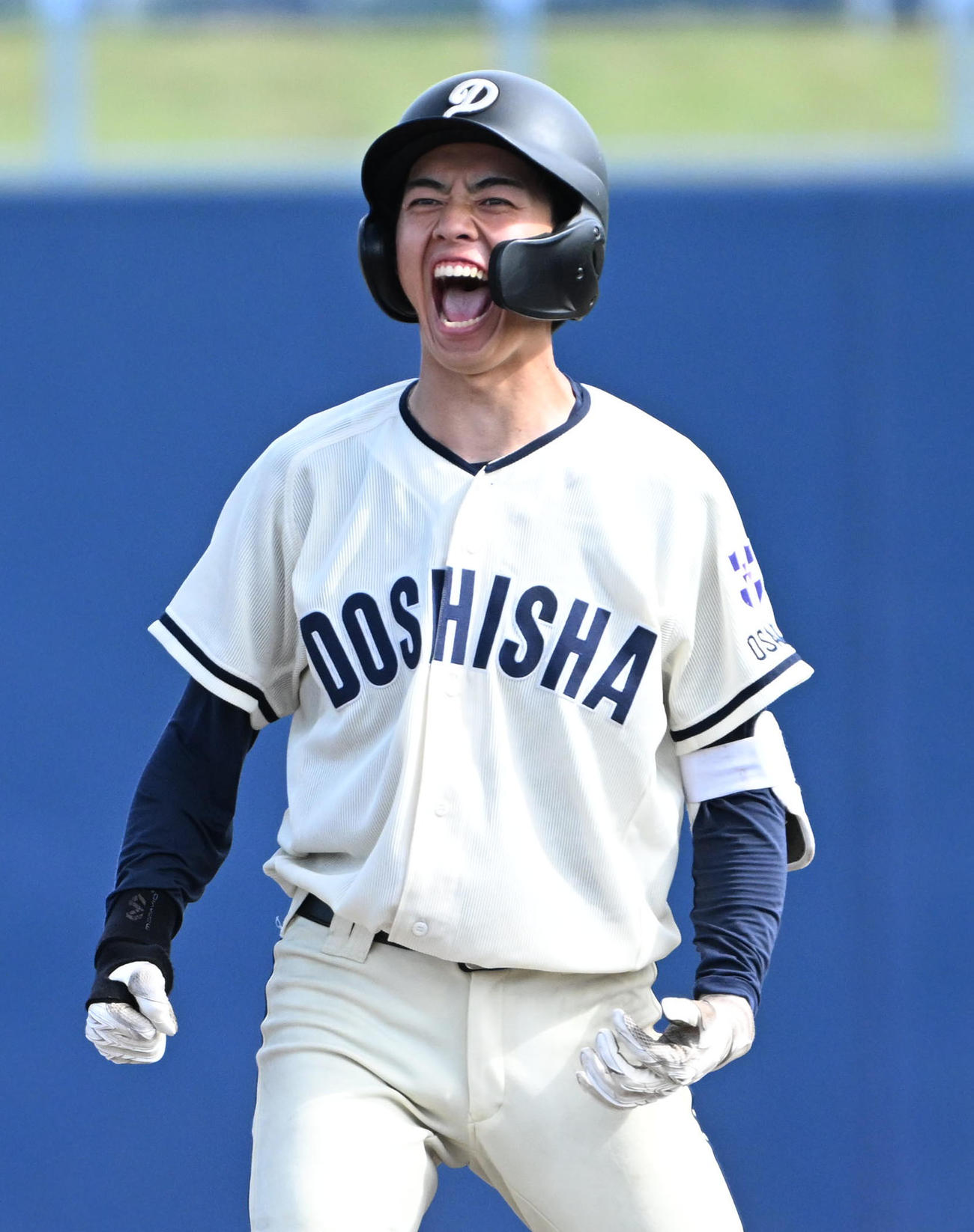 大阪学院大対同志社香里　5回裏同志社香里1死一、二塁、同志社香里・中村将梧は先制の2点中適時二塁打を放つ（撮影・石井愛子）