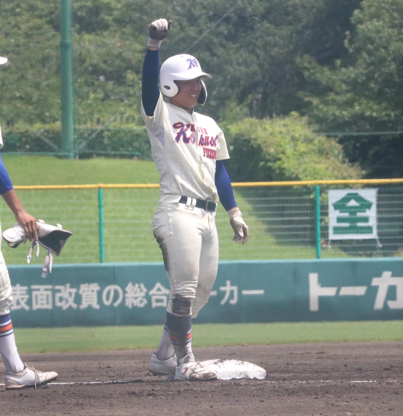1回、神戸国際大付の井関が2点適時三塁打を放ちガッツポーズ（撮影・林亮佑）