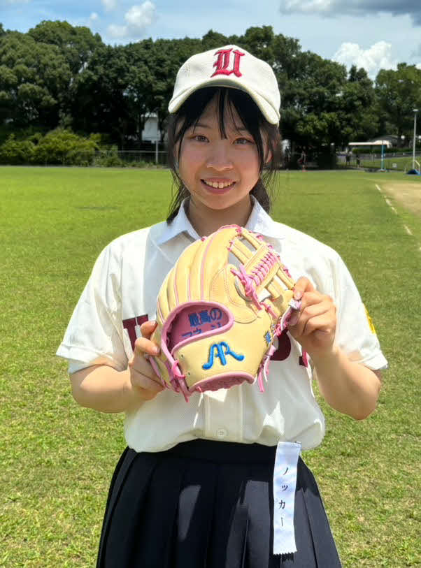 プレゼントの「最高のマネージャー」と書かれたグラブを持つ畝傍・和田マネジャー（撮影・塚本光）