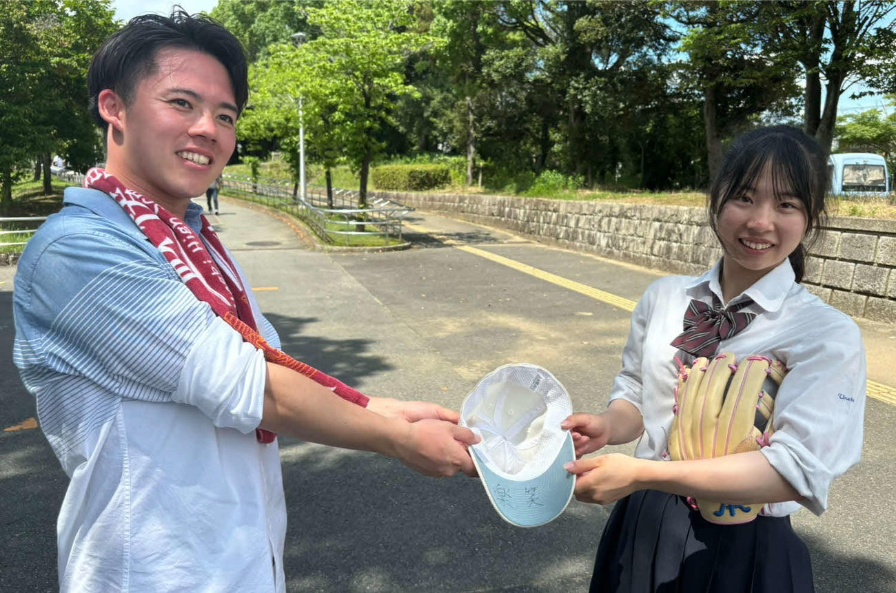 畝傍の和田マネジャー（右）はノックの際にかぶった兄・悠兵さんが同校選手時代に使用した「楽笑」と書かれた帽子を兄とともに持ち笑顔（撮影・塚本光）