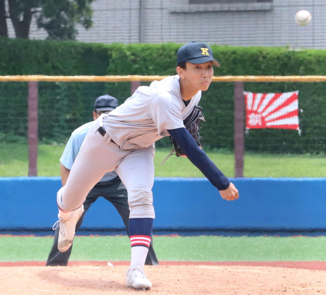 慶応対横浜商大高　慶応3番手で登板した小宅（撮影・深田雄智）
