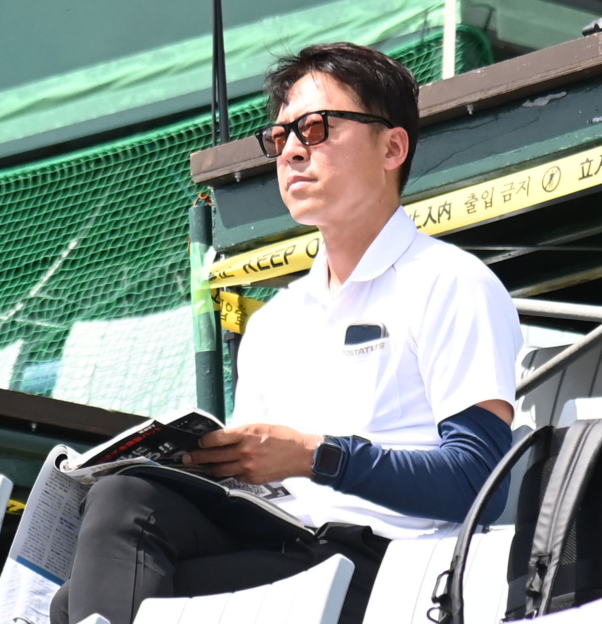 大阪学院大対同志社香里に訪れたオリックスの谷口悦司スカウト（撮影・石井愛子）