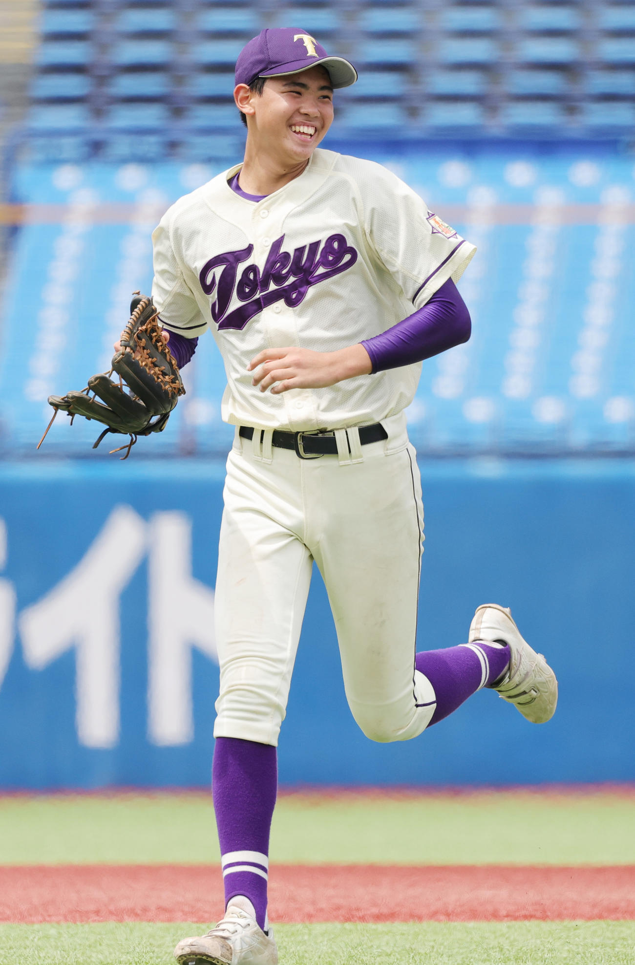 東京対上野学園　勝利し笑顔を見せる東京・永見（撮影・野上伸悟）