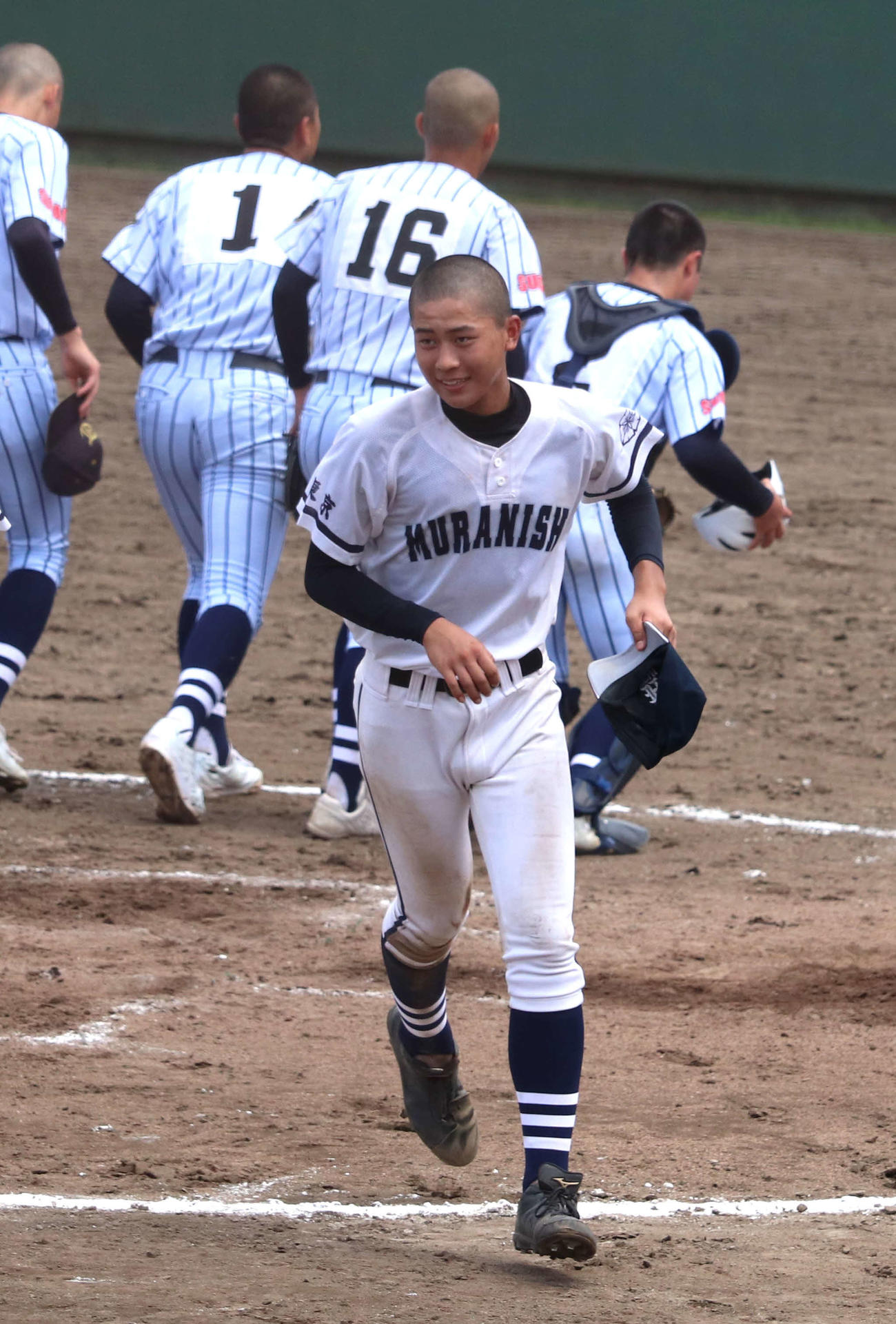 東村山西対東海大菅生　試合終了の整列後、応援席へあいさつに向かう東村山西・内野（撮影・佐瀬百合子）