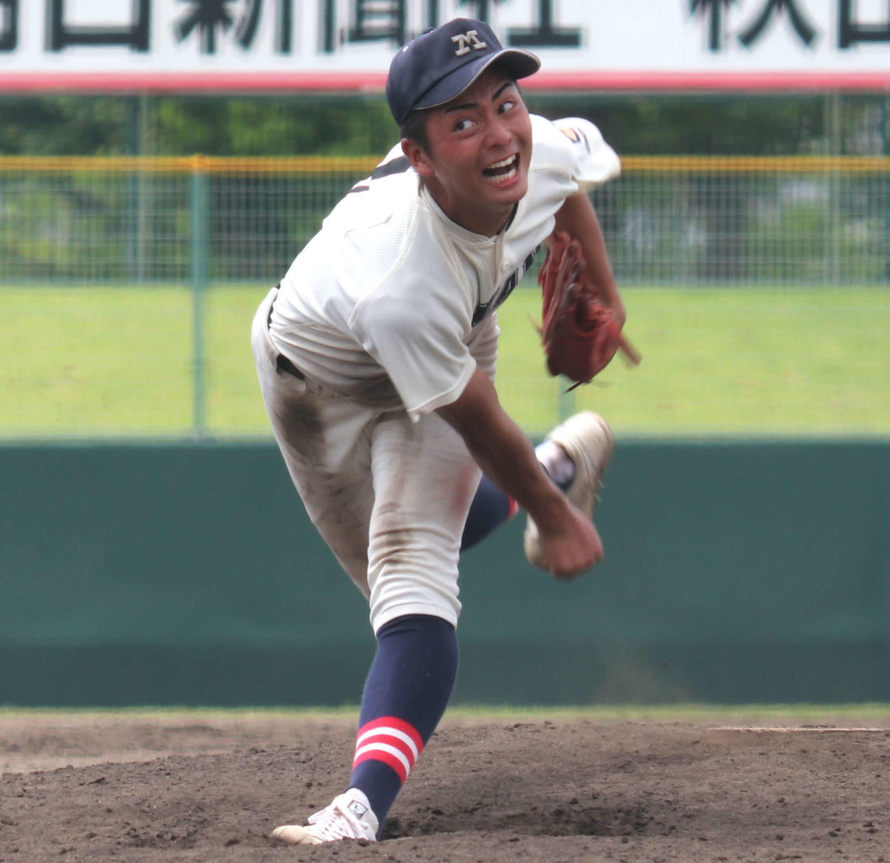 秋田南対新屋　9回表新屋2死三塁、8回途中から再登板した渡部が力投で試合を締めくくる（撮影・黒須亮）