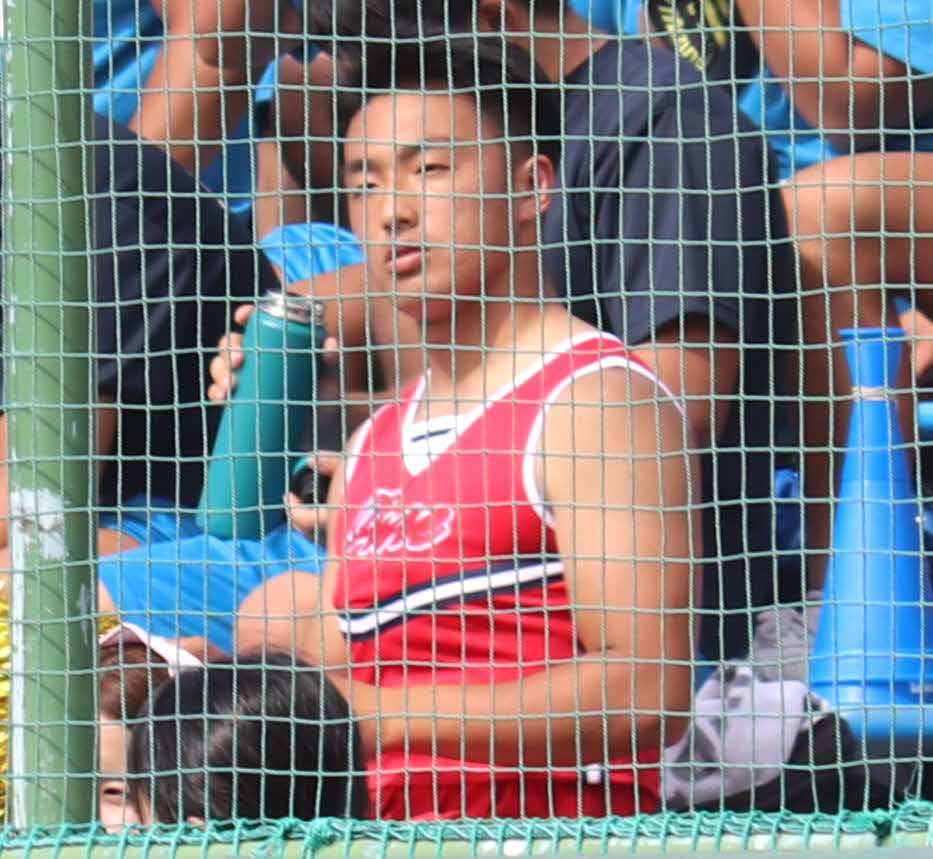 秋田工対横手　守備中にはカツラを外す秋田工・鈴木柊一郎さん（撮影・黒須亮）