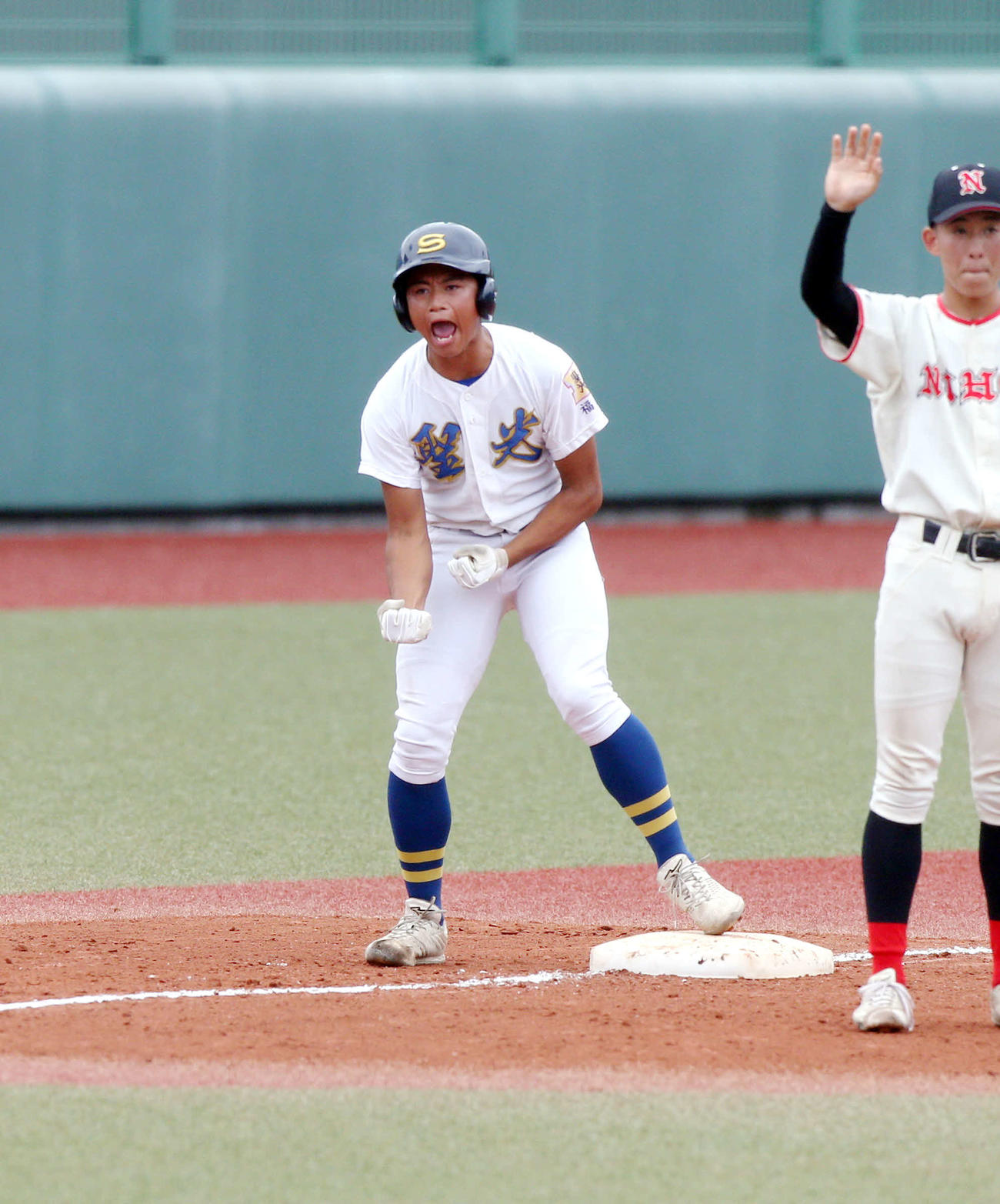 聖光学院対日大東北　3回表聖光学院1死一、二塁で右越えに先制の2点適時三塁打を放ち、ベース上でガッツポーズする聖光学院・木村（撮影・木村有優）