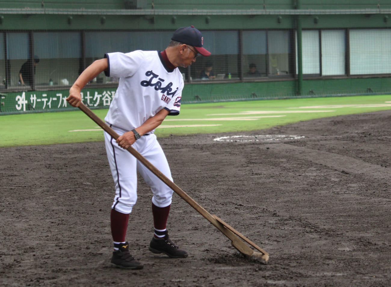 16日の試合前、グラウンド整備をする桐光学園・野呂監督（撮影・金子真仁）
