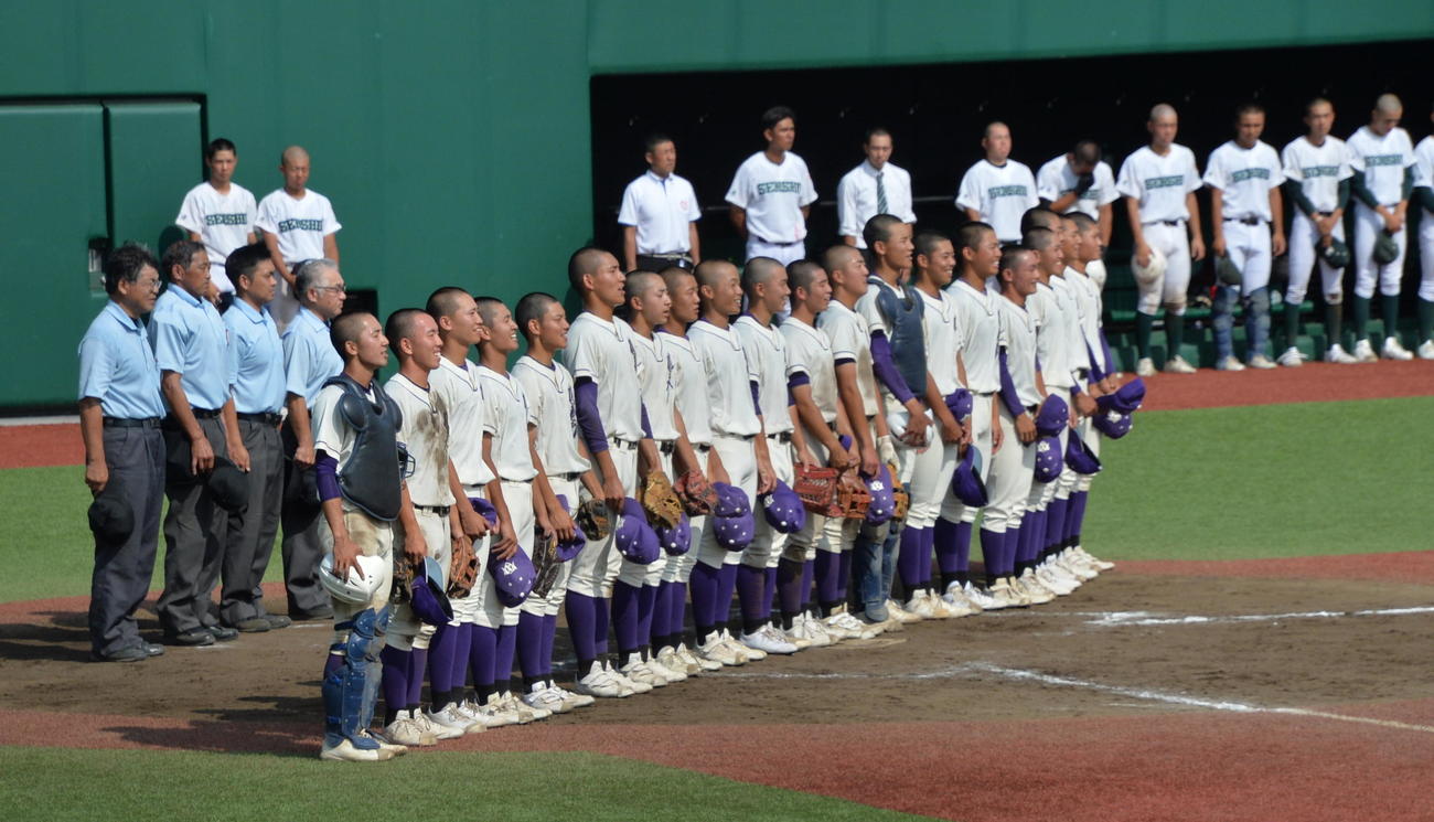 専大北上対花巻南　シード校を倒し、18年以来6年ぶりの夏2勝を挙げた花巻南ナイン（撮影・濱本神威）