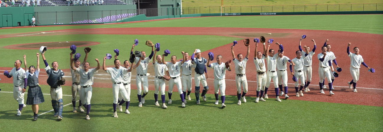 専大北上対花巻南　シード校を倒し、18年以来6年ぶりの夏2勝を挙げ、大喜びの花巻南ナイン（撮影・濱本神威）