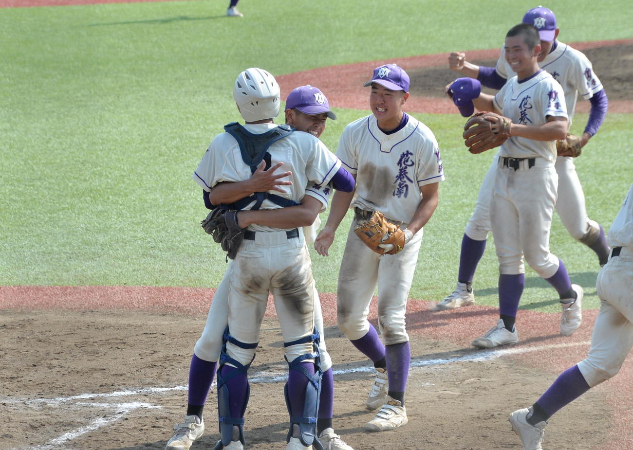 専大北上対花巻南　5回途中から継投し4回2／3を投げ、4安打無失点と好救援を見せた花巻南・高橋晃（左から2人目）と昆主将（左）が抱き合って大喜び（撮影・濱本神威）