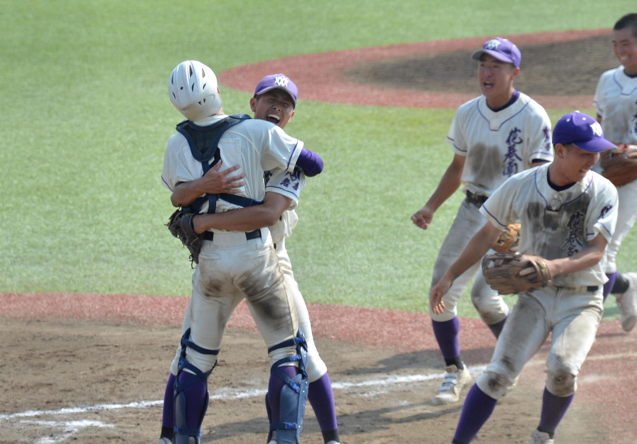 専大北上対花巻南　専大北上に競り勝ち、抱き合って喜ぶ花巻南・高橋晃（左から2人目）と昆主将（左）（撮影・濱本神威）
