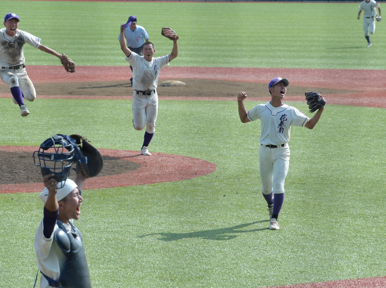 専大北上対花巻南　専大北上に勝利し、力強くガッツポーズする花巻南・高橋晃（右）ら花巻南ナイン（撮影・濱本神威）