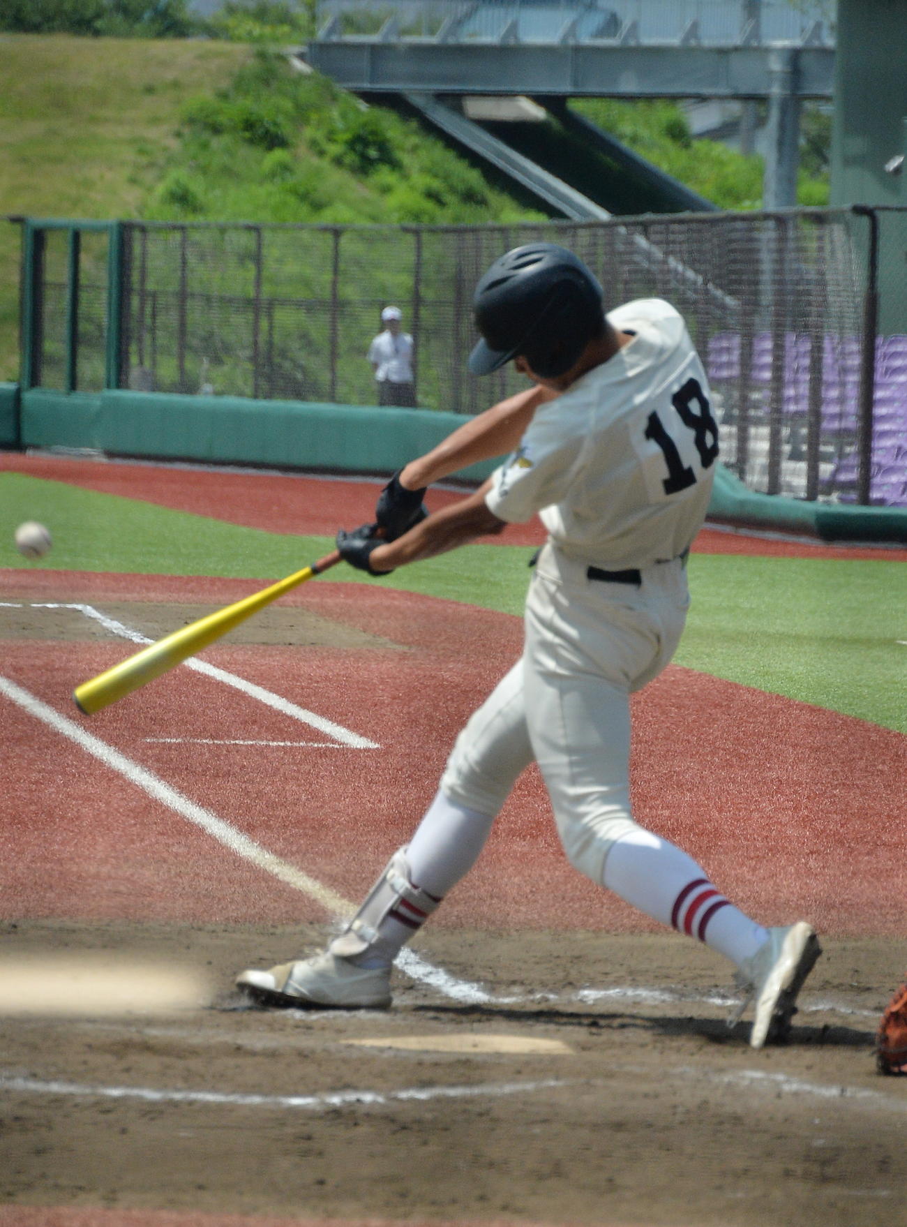 一関学院対福岡　7回2死、代打出場し、右越えソロ本塁打を放つ一関学院・登嶋（撮影・濱本神威）