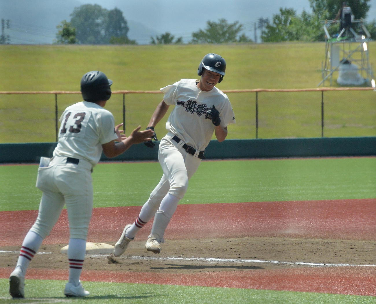 一関学院対福岡　7回2死、代打出場した一関学院・登嶋（右）は、右越えソロ本塁打を放ち、笑顔でダイヤモンドを1周（撮影・濱本神威）