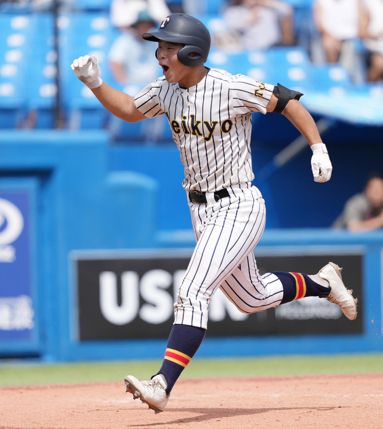 帝京対城東　4回表帝京1死、先制の左越えソロ本塁打を放った丹羽は生還しガッツポーズ（撮影・鈴木みどり）