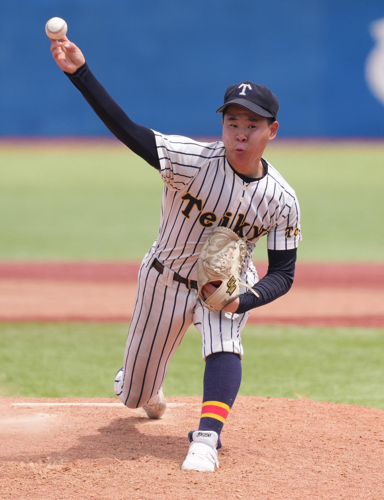 帝京対城東　先発し力投する帝京・小野（撮影・鈴木みどり）