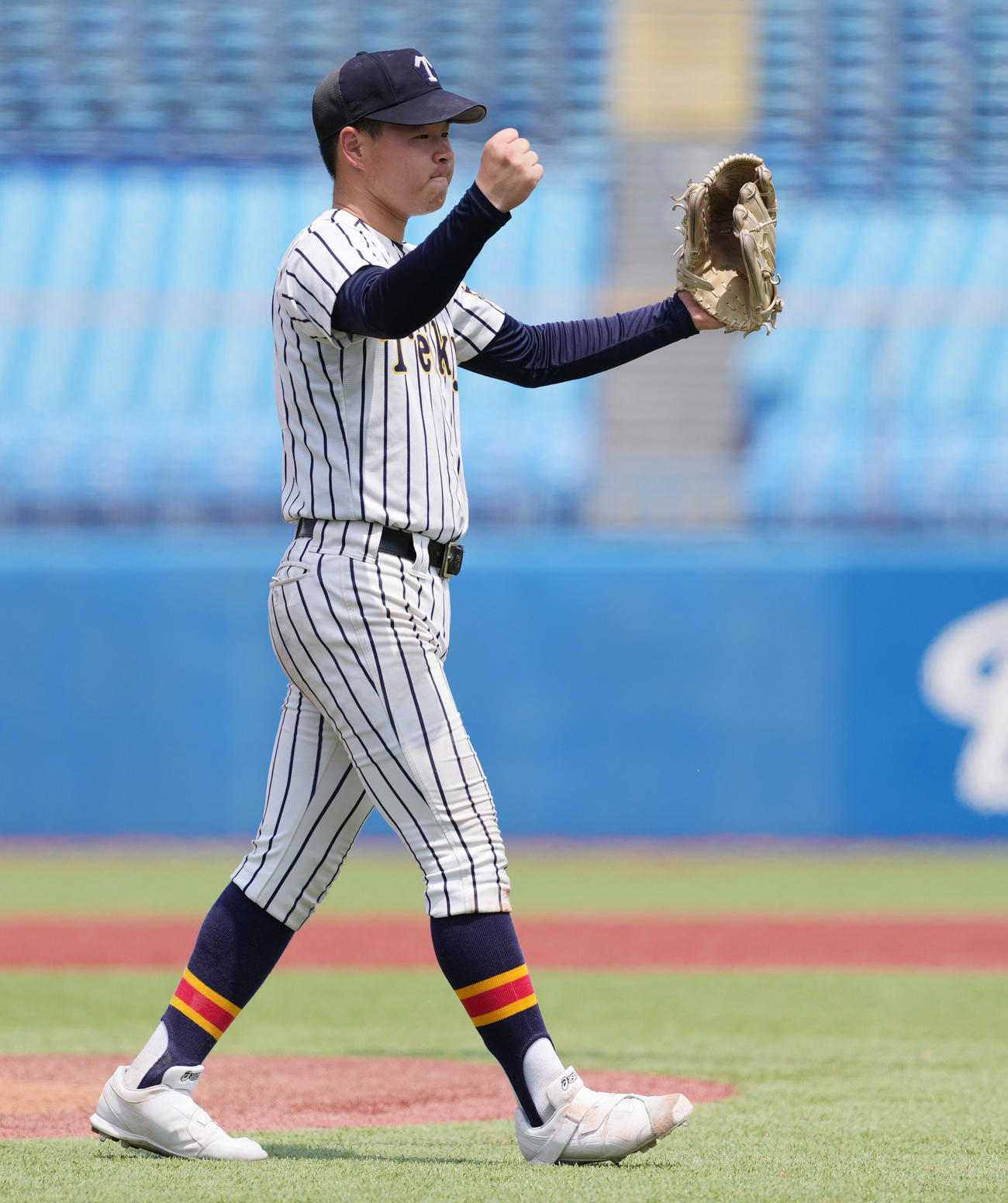 帝京対城東　6回裏城東無死一塁、伊東を二ゴロ併殺に仕留め、ガッツポーズする小野（撮影・鈴木みどり）