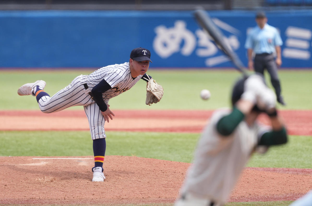 帝京対城東　先発し力投する帝京・小野（撮影・鈴木みどり）