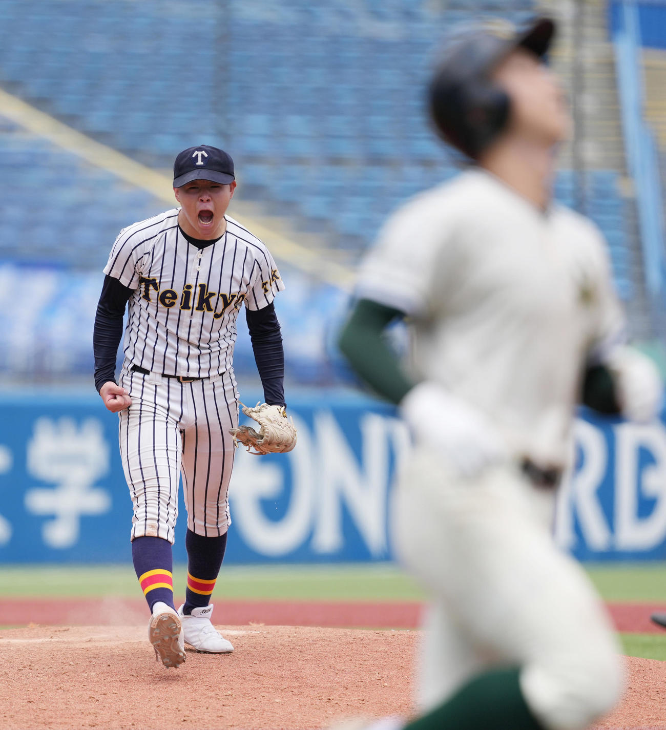 帝京対城東　8回裏城東2死一、二塁、伊東を左飛に仕留めガッツポーズする小野（撮影・鈴木みどり）