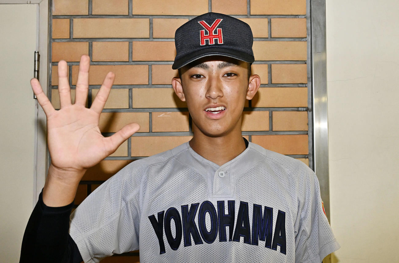 旭丘対横浜　3回を投げ5奪三振の横浜・織田は「5」のポーズを決める（撮影・滝沢徹郎）