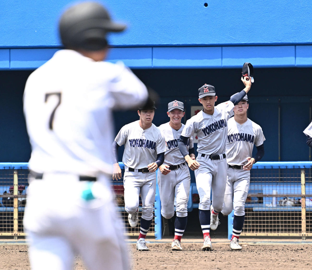 旭丘対横浜　5回コールド勝ちし、あいさつのためベンチを出る横浜先発の織田（後方左から3人目）（撮影・滝沢徹郎）