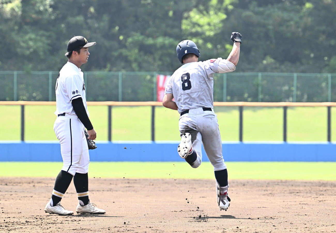 旭丘対横浜　2回裏横浜1死二、三塁、阿部葉は3点本塁打を放ちガッツポーズする（撮影・滝沢徹郎