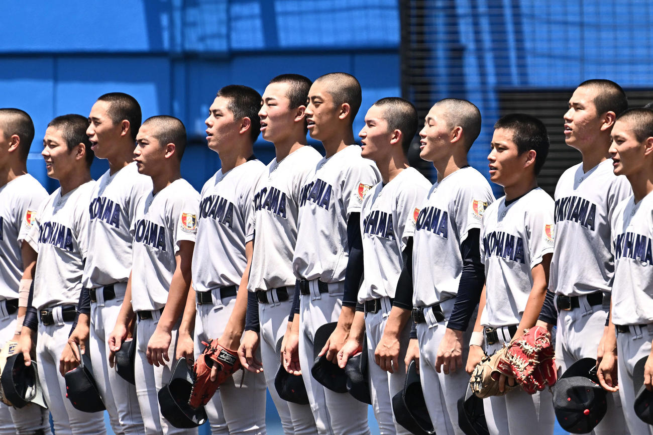 旭丘対横浜　試合に勝利し校歌を歌う横浜の選手たち（撮影・滝沢徹郎）