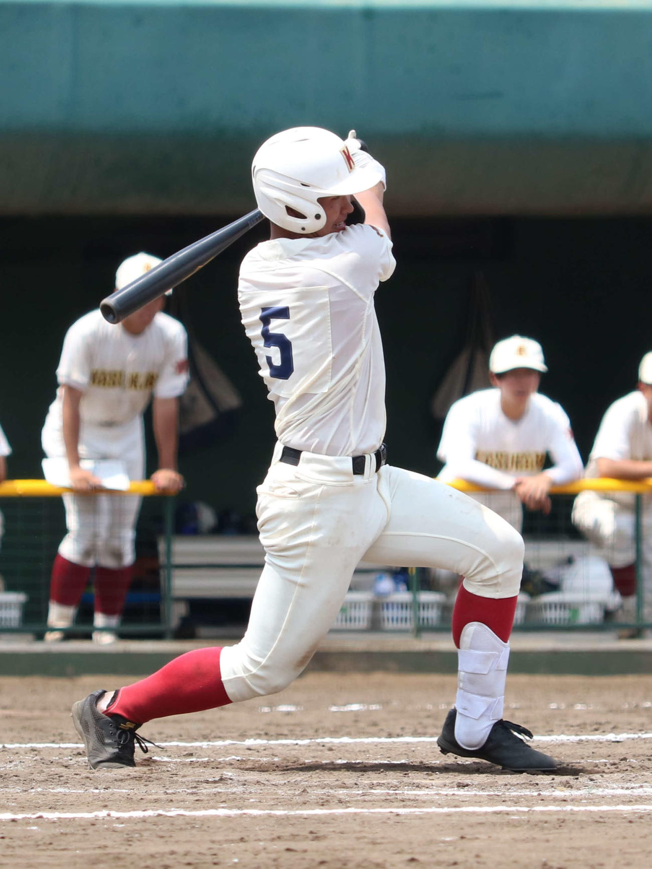 春日部対春日部共栄　3回裏春日部共栄2死満塁、中前に2点適時打を放つ平尾（撮影・野見山拓樹）