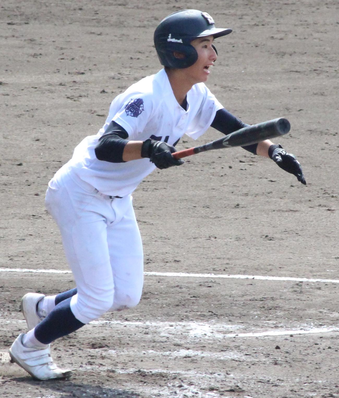 佐賀西対有田工　3回表佐賀西無死、右飛に倒れる西山凛太郎内野手（撮影・菊川光一）＝2024年7月18日、佐賀県立